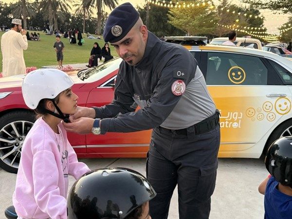 شرطة أبوظبي تعزز الوعي المروري في مهرجان السيارات الكلاسيكية بحديقة الطوية