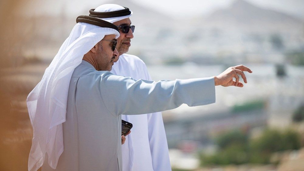 هزاع بن زايد يطلع على عدد من المشاريع التطويرية في منطقة العين