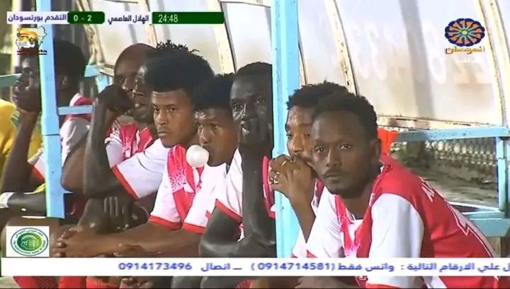 شاهد بالصورة.. لاعب بالدوري الممتاز ينفخ “العلكة” بطريقة غريبة أثناء مباراة فريقه ضد الهلال ويعرض نفسه لسخرية الجمهور