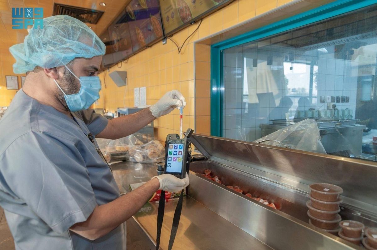 أمانة مكة تكثف حملاتها الرقابية والتوعوية على المنشآت الغذائية