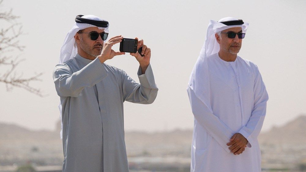 هزاع بن زايد يطلع على عدد من المشاريع التطويرية في منطقة العين