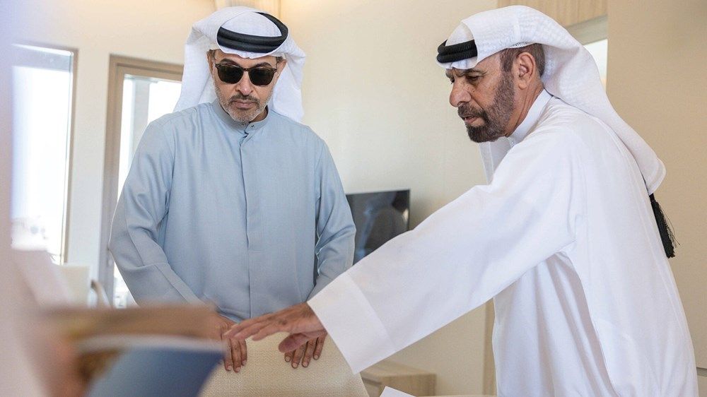 هزاع بن زايد يطلع على عدد من المشاريع التطويرية في منطقة العين