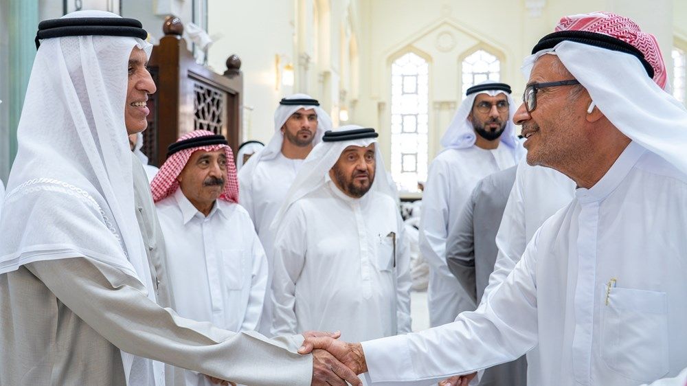 سعود بن صقر يؤدي صلاة الجنازة على جثمان الشيخة بخيته سيف الكتبي