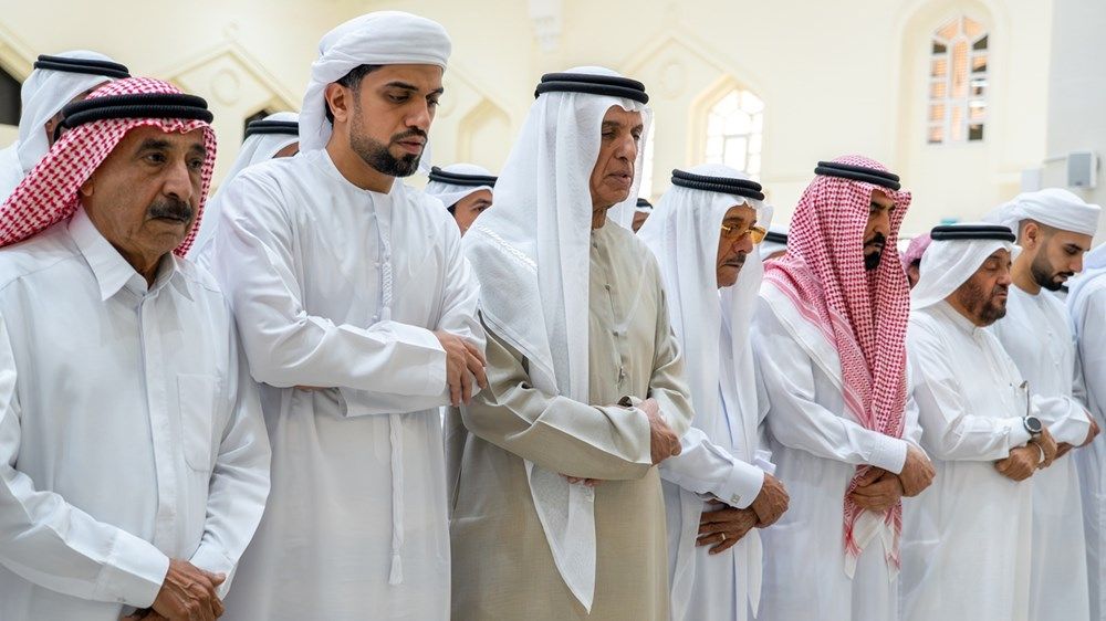 سعود بن صقر يؤدي صلاة الجنازة على جثمان الشيخة بخيته سيف الكتبي