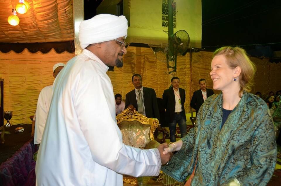 شاهد بالفيديو.. أمريكية من أصول سودانية تذرف الدموع بسبب المواقف الإنسانية لشيخ الأمين والأخير يتجاوب ويمنحها الطريقة على الهواء