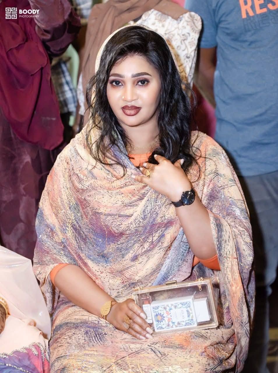 شاهد بالصورة.. الفنانة عشة الجبل تخطف الأضواء في أحدث ظهور لها وجمهورها: (الشيخة جبلية حضرانة)