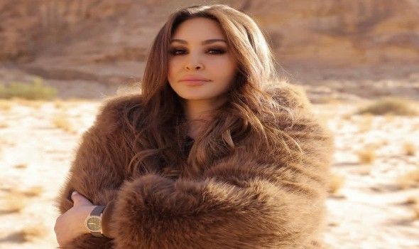 نجمات تألقن بتنسيق المعطف الفرو البني في إطلالات شتاء 2026