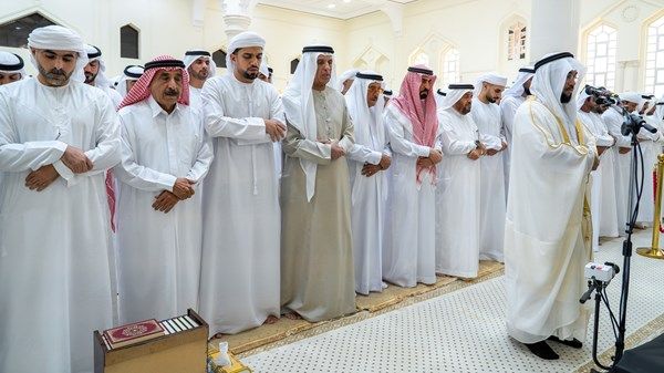 سعود بن صقر يؤدي صلاة الجنازة على جثمان الشيخة بخيته سيف الكتبي