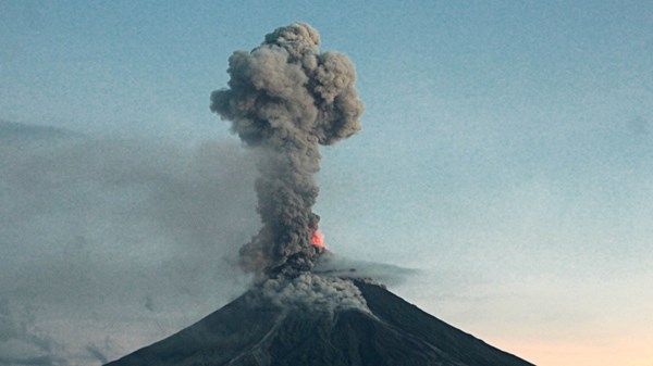 الفلبين: تسجيل ثورانات بركانية في فوهة بركان مايون