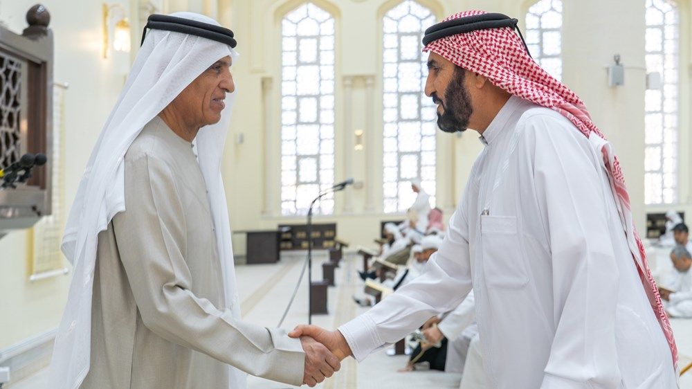 سعود بن صقر يؤدي صلاة الجنازة على جثمان الشيخة بخيته سيف الكتبي