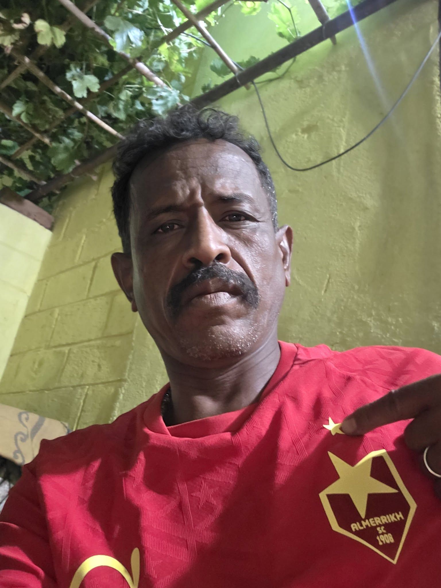 شاهد بالصورة.. ملك الطمبور يهنئ المريخ بالفوز بالديربي: (يمرض ولكن لا يموت.. طريقك أخضر يا زعيم)