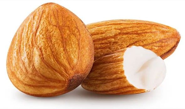 دراسة تكشف أفضل أوقات تناول اللوز يوميًا لتعزيز الصحة والشبع والطاقة