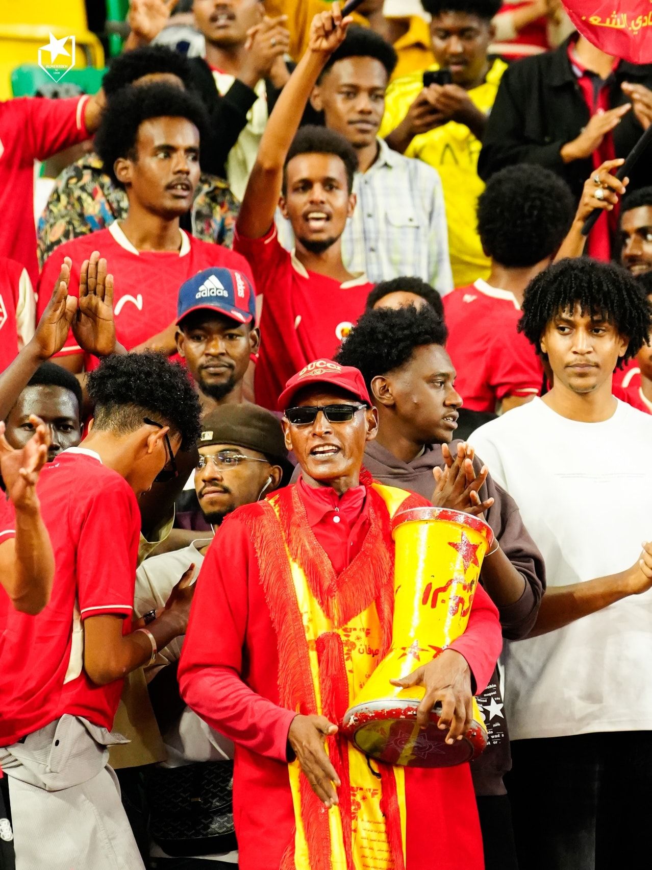 شاهد بالفيديو.. محترف المريخ يرقص مع زعيم مشجعي الفريق “الجنيد” في لقطة طريفة على أنغام (أووو مريخ)