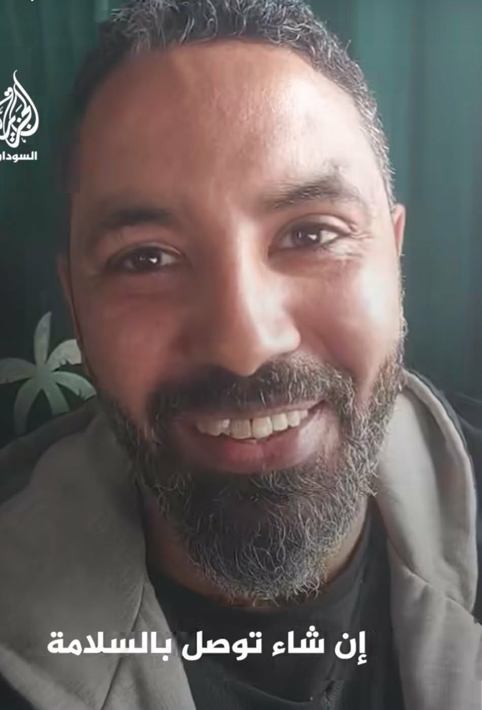 شاهد بالصورة والفيديو.. “رايح لأهلي وأحبابي”.. مواطن مصري يصطحب أسرته ويسافر إلى السودان وسط حفاوة كبيرة من أصدقائه