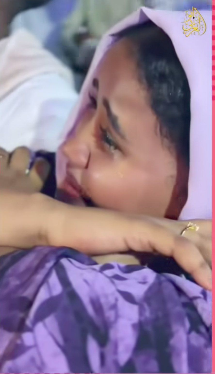 شاهد بالصورة والفيديو.. فتاة سودانية تذرف الدموع وتدخل في نوبة بكاء هستيري خلال حفل لمطرب الربابة “ود دوبا” وساخرون: (دي نهاية الحب)