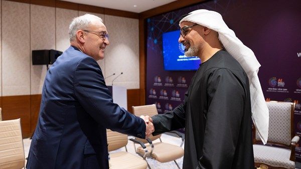 ولي عهد أبوظبي يلتقي رئيس الاتحاد السويسري على هامش قمة تأثير الذكاء الاصطناعي