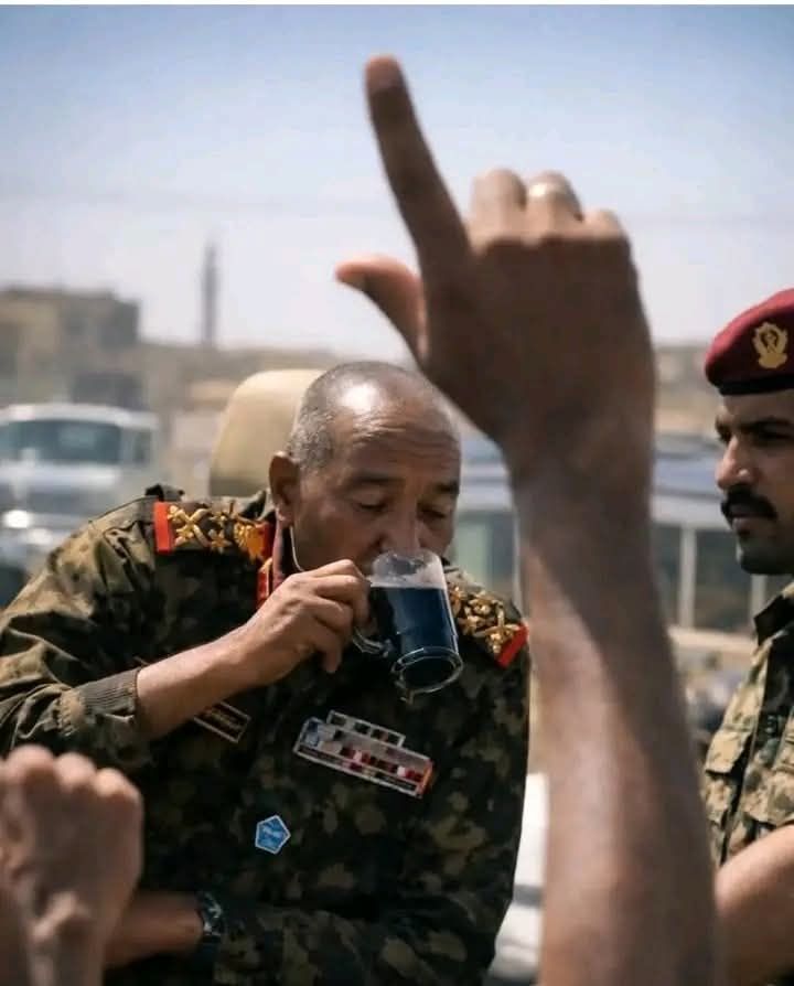 شاهد بالفيديو.. رئيس مجلس السيادة يفاجئ المواطنين في الشارع ويشاركهم الإفطار في أول أيام رمضان والجمهور: (عز الحريم وليان وفخر البلد برهان)