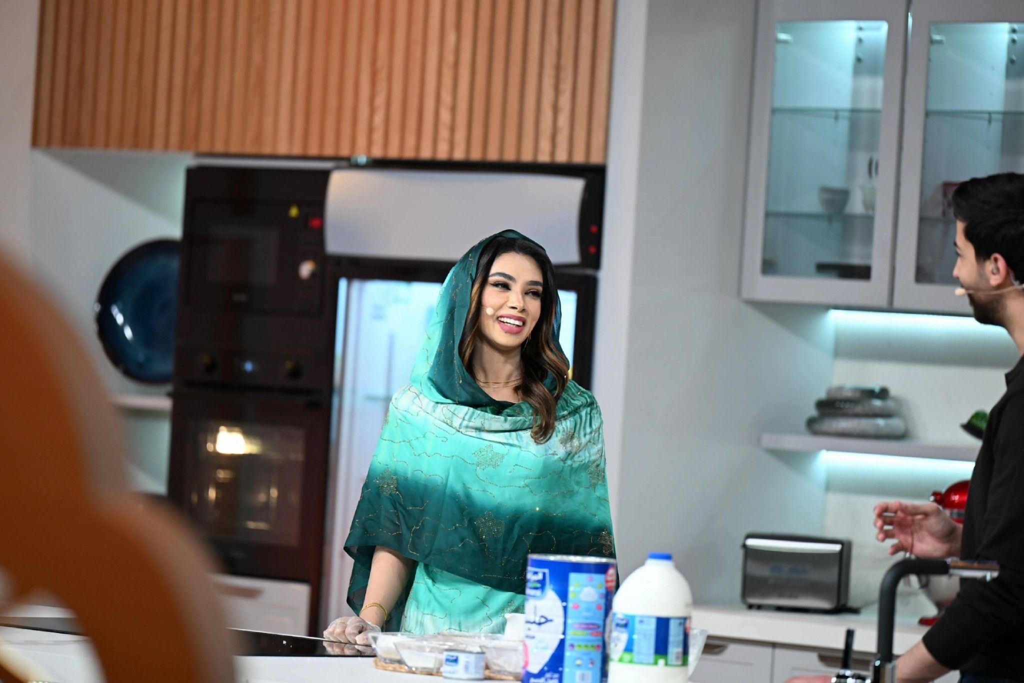 شاهد بالصور والفيديو.. حسناء الإعلام السوداني تخطف الأضواء على شاشة mbc بإعدادها إحدى الوجبات السودانية