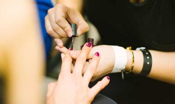 ألوان طلاء أظافر مثالية لمناسبات الشتاء