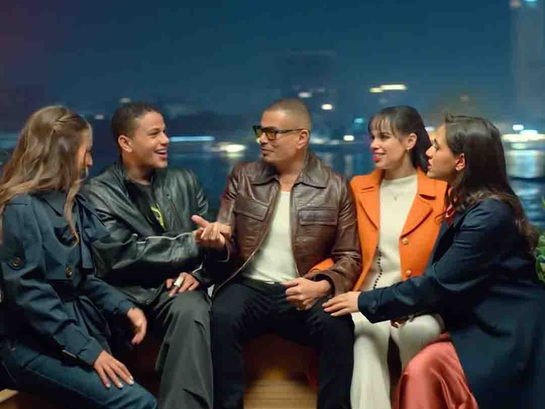 بالفيديو – “نقصاك القعدة” توثّق أول ظهور عائلي كامل لعمرو دياب وأبنائه الأربعة