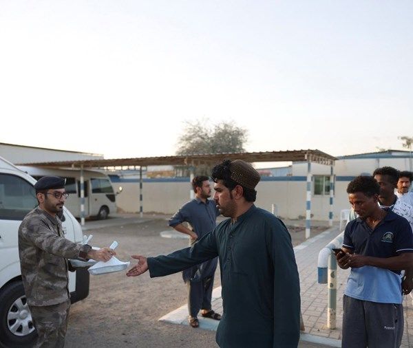 شرطة أبوظبي توزّع وجبات إفطار صائم للعمال في مدينة زايد بالظفرة