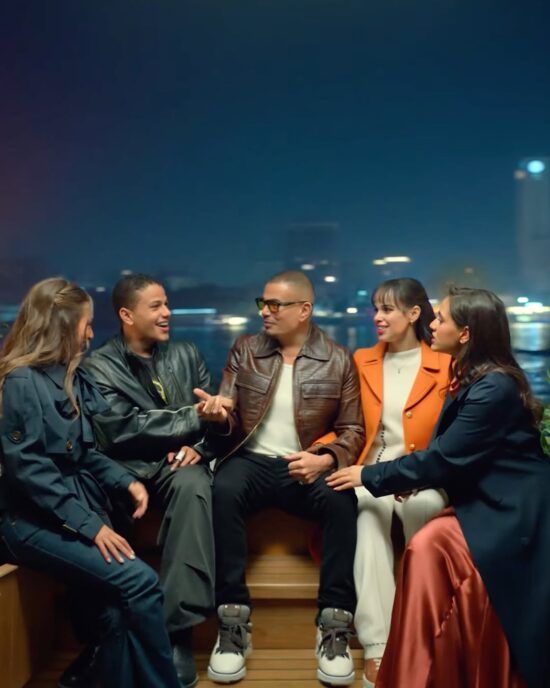 بالفيديو – “نقصاك القعدة” توثّق أول ظهور عائلي كامل لعمرو دياب وأبنائه الأربعة