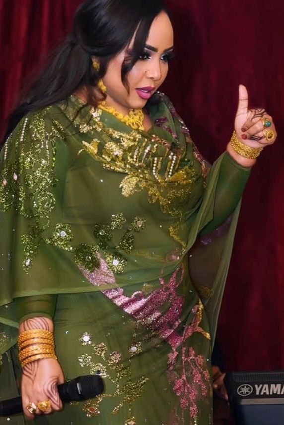 بالصورة.. شاعر سوداني: (هدى عربي هي من تختار المطربين المشاركين في أغاني وأغاني والبرنامج انتهي نهاية متحف السودان علي يد الدعامة)