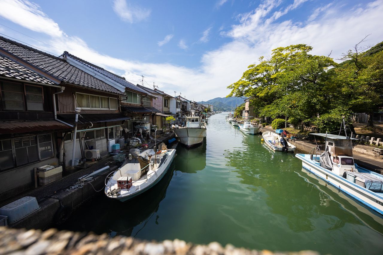 تصطفّ المنازل وقوارب الصيد على جانبي القنوات الضيقة في يوشيوارا إيراي. (© Nippon.com)