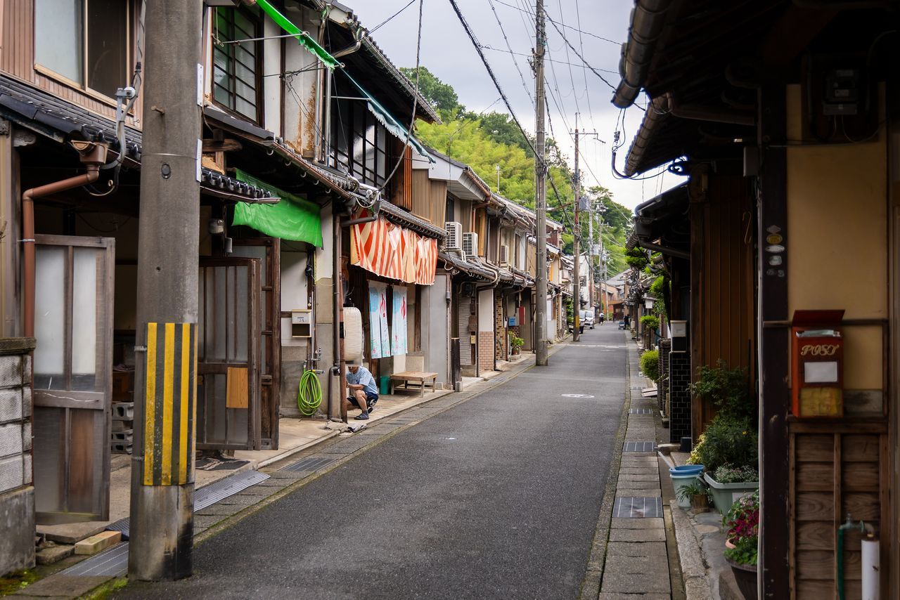 تحتفظ الشوارع الضيقة بسحر بلدة صيد تقليدية تعود إلى الأزمنة الماضية. (© Nippon.com)