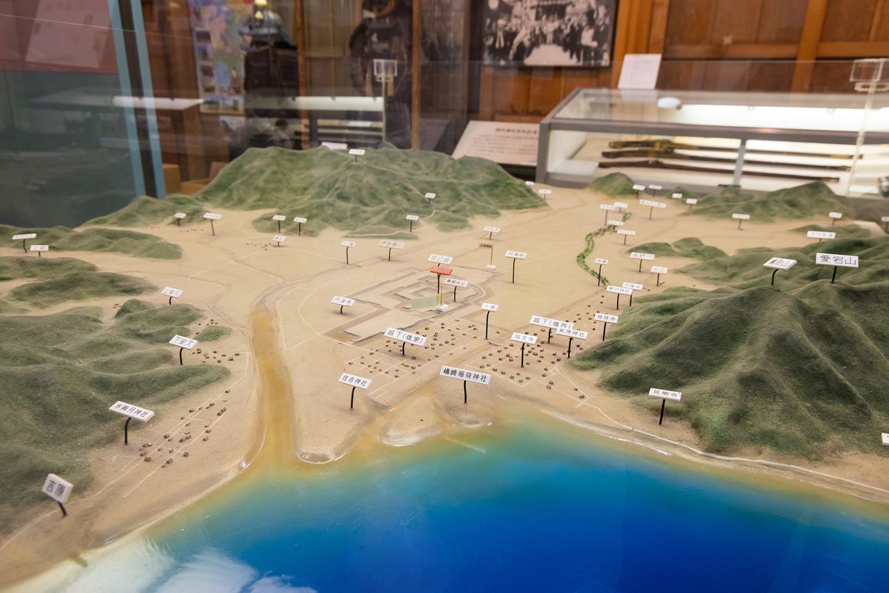 يُظهر نموذج يعيد تمثيل المشهد المحيط بقلعة تانابي أثناء الحصار كيف أسهمت الطبيعة الجغرافية في إعاقة الهجوم (© Nippon.com)