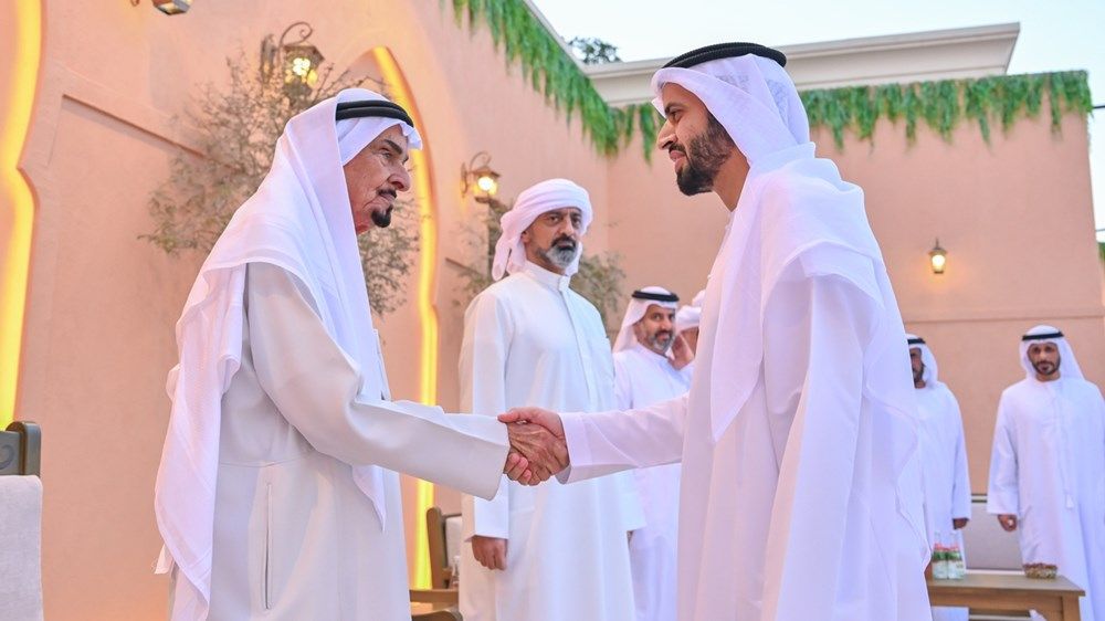 حاكم عجمان وولي عهده يستقبلان ضيوف رئيس الدولة وعدداً من المسؤولين