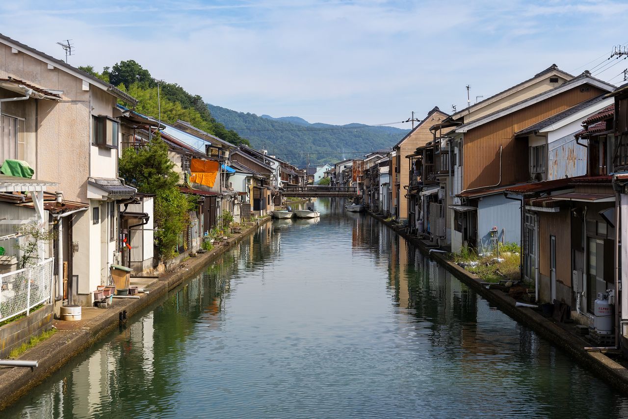 المنظر من أعلى جسر مينازوكي. (© Nippon.com)