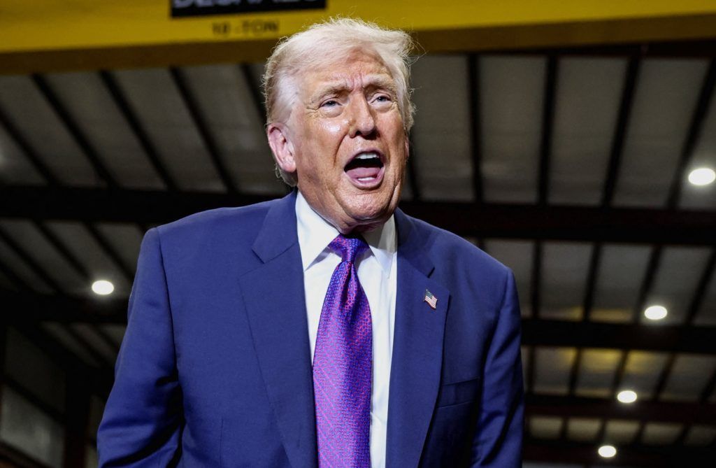 بعد قرار المحكمة “ترامب” يفرض تعرفة 10% جديدة: هل يتكرر هبوط سعر البيتكوين؟