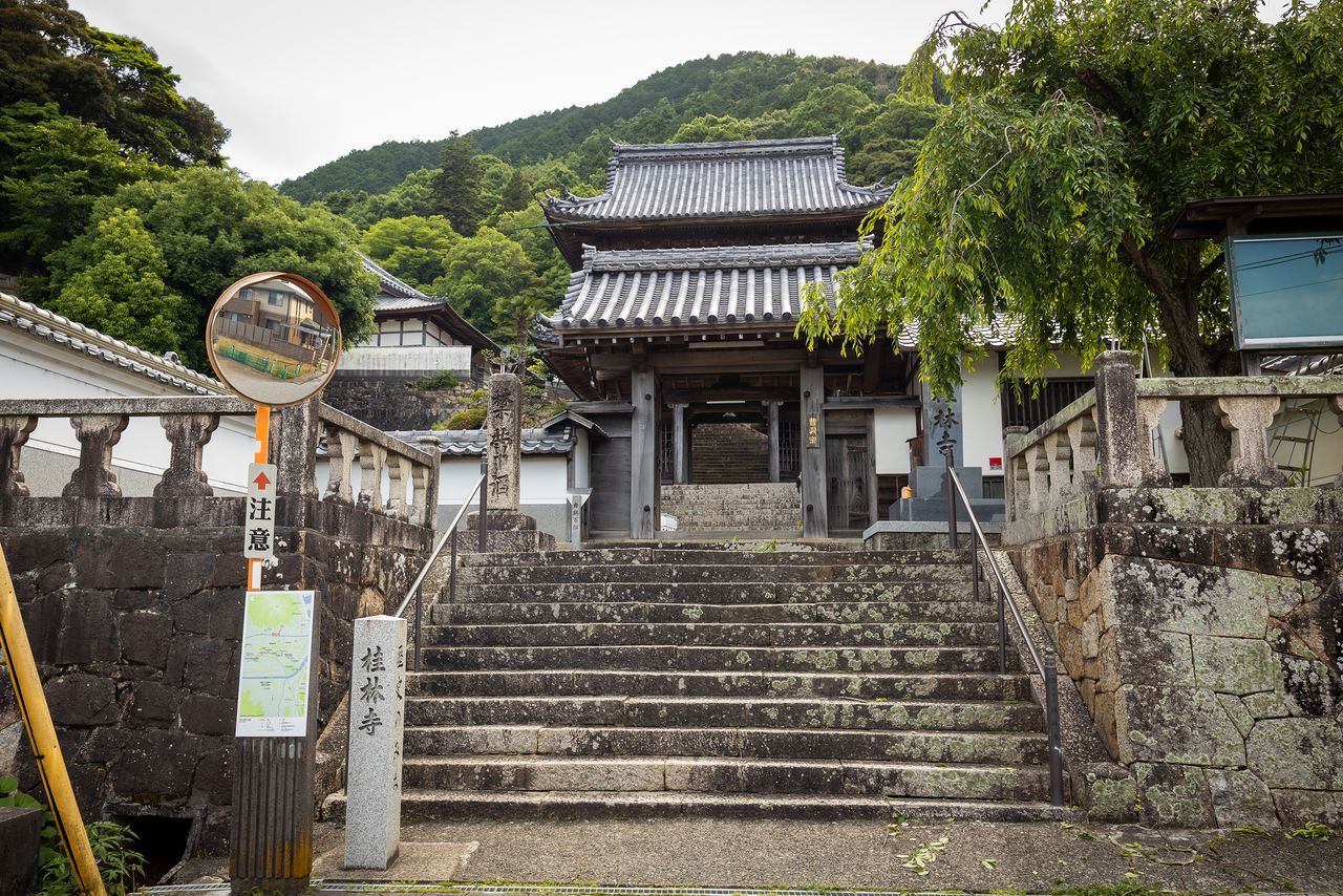 يُعد معبد كيرينجي واحدًا من المعابد التاريخية العديدة التي تزخر بها منطقة تيرا ماتشي. (© Nippon.com)