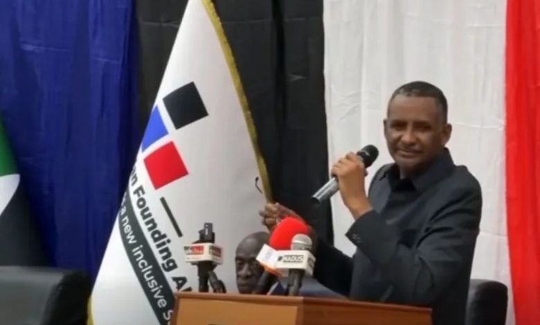 شاهد بالفيديو.. خلال مخاطبته أنصاره بأوغندا.. “حميدتي” يدخل في حالة من الأرتباك والهلع بسبب صندوق “مناديل” والجمهور: (بكون مفتكر دي قنبلة)