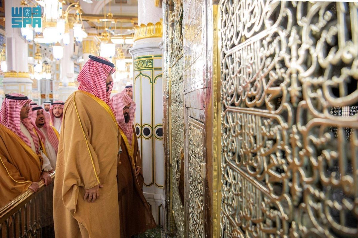 ولي العهد 
يزور المسجد النبوي