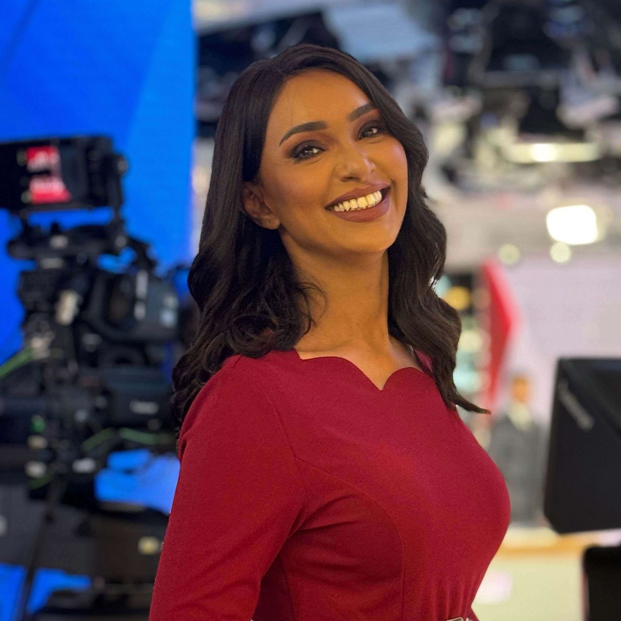 بالصورة.. المذيعة السودانية الحسناء سالي عثمان تسخر من خطاب حميدتي: “كان غلبك سدّها و سّع قدّها”