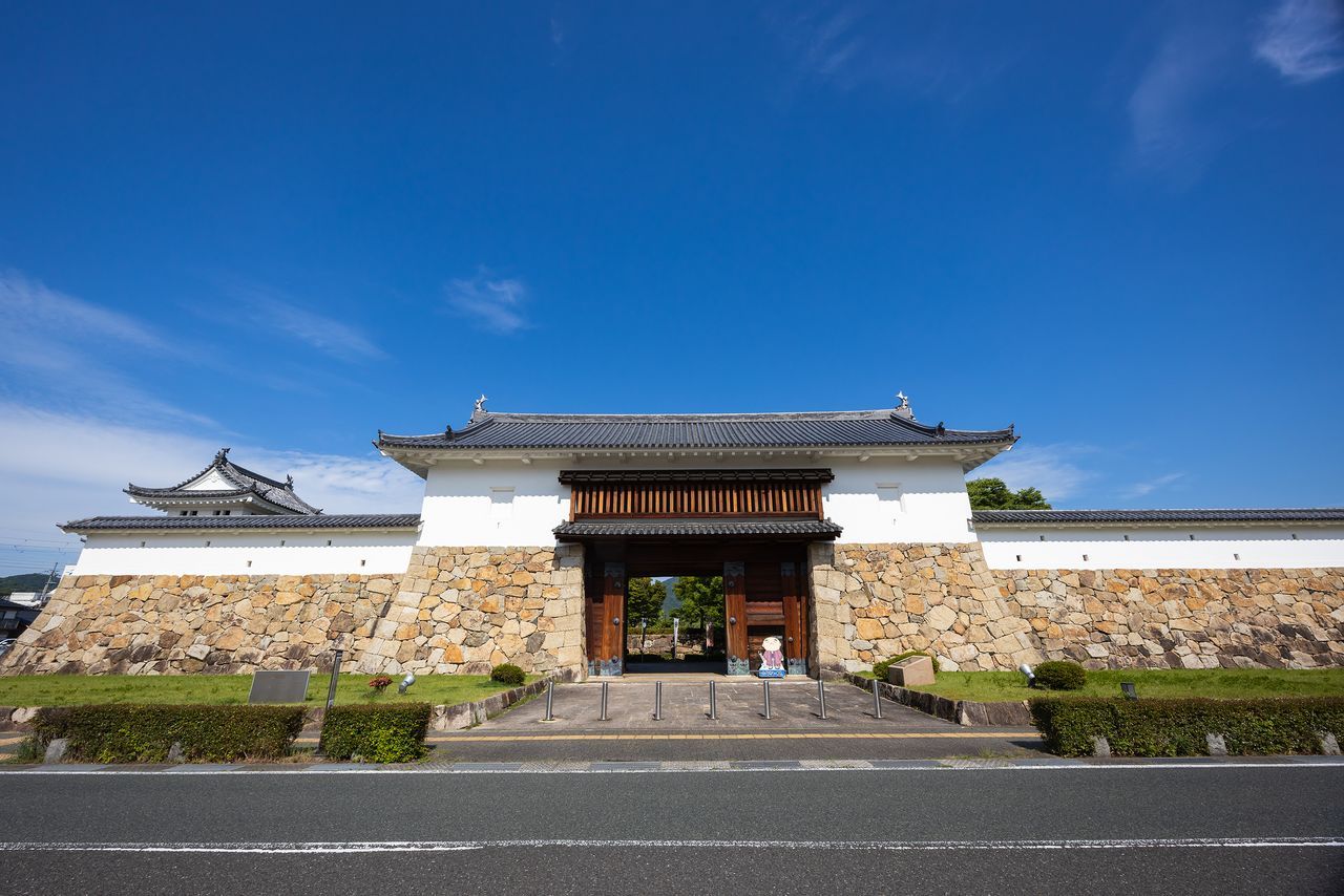 تُستخدم بوابة القلعة المُعاد بناؤها مدخلًا لمتحف قلعة تانابي، فيما يظهر الطابق العلوي من مبنى شوكوكان إلى الجهة اليسرى (© Nippon.com)