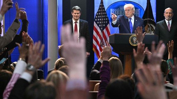 ترامب يعلن فرض تعرفة جمركية شاملة جديدة