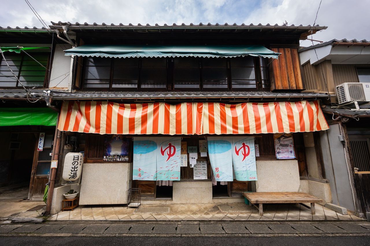 كان هينوديو في الأصل حمّامًا عامًا تتولى البلدة إدارته. (© Nippon.com)