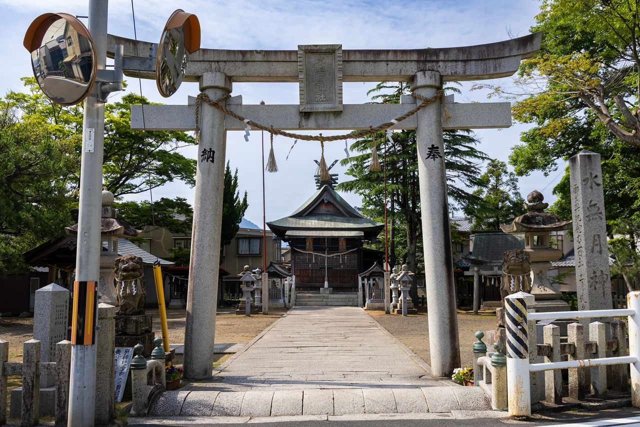 بوابة توري الحجرية والقاعة الرئيسية لضريح مينازوكي.(© Nippon.com)