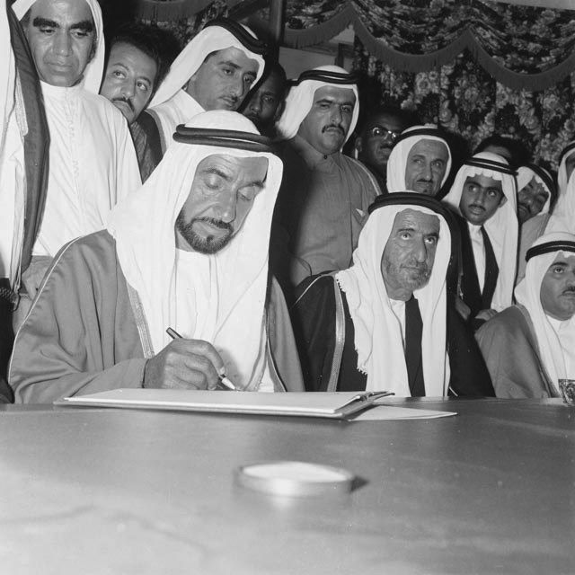 نهيان بن مبارك يعزي في وفاة المصور العالمي راميش شوكلا موثق قيام الاتحاد