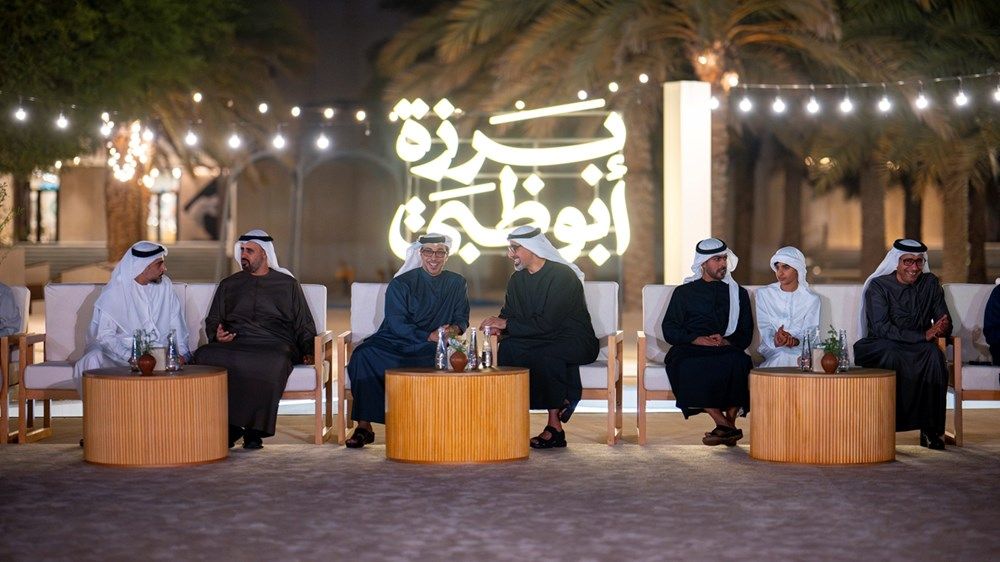 منصور بن زايد وخالد بن محمد بن زايد يحضران المجلس الرمضاني لحكومة أبوظبي «برزة أبوظبي» في قصر الحصن