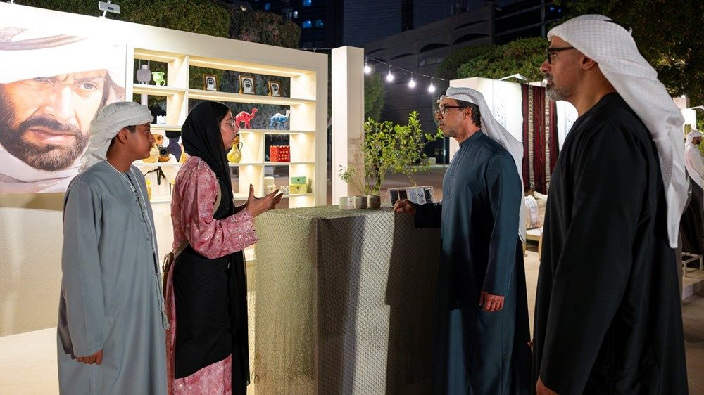 منصور بن زايد وخالد بن محمد بن زايد يحضران المجلس الرمضاني لحكومة أبوظبي «برزة أبوظبي» في قصر الحصن