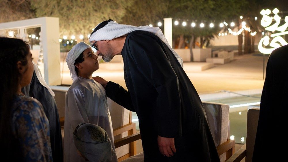 منصور بن زايد وخالد بن محمد بن زايد يحضران المجلس الرمضاني لحكومة أبوظبي «برزة أبوظبي» في قصر الحصن