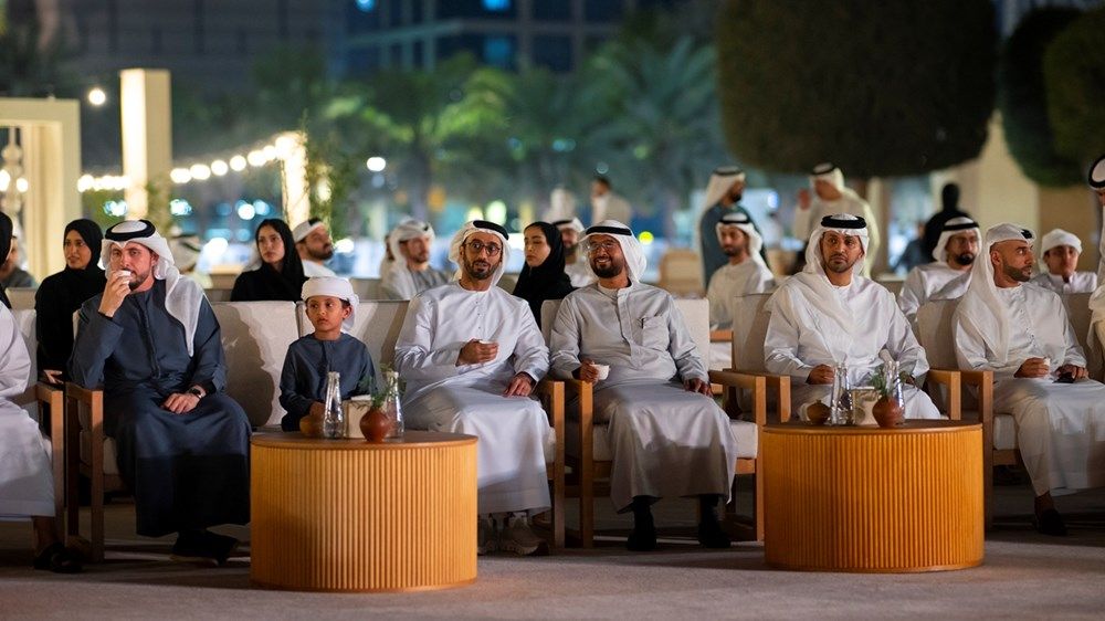 منصور بن زايد وخالد بن محمد بن زايد يحضران المجلس الرمضاني لحكومة أبوظبي «برزة أبوظبي» في قصر الحصن