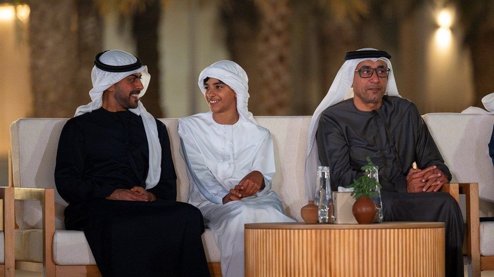 منصور بن زايد وخالد بن محمد بن زايد يحضران المجلس الرمضاني لحكومة أبوظبي «برزة أبوظبي» في قصر الحصن