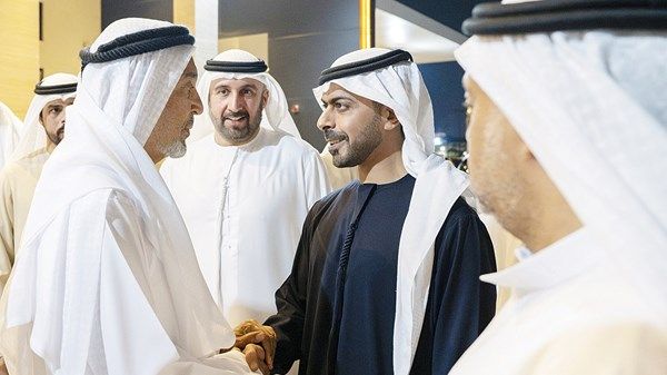 خليفة بن طحنون بن محمد يُقدِّم واجب العزاء في وفاة محمد عبد الكريم الزرعوني