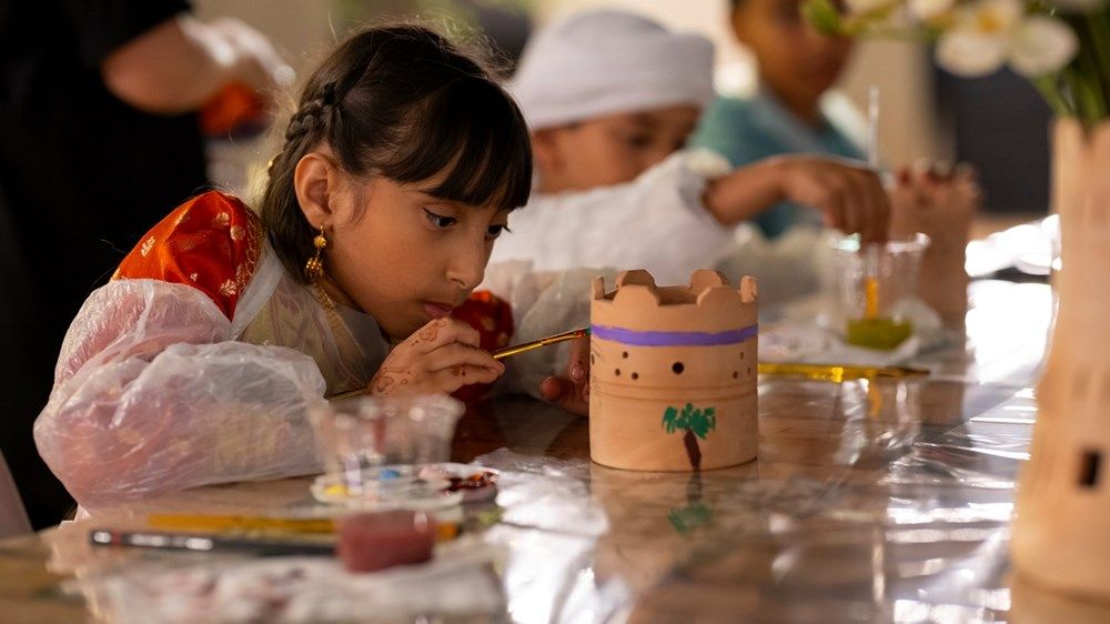 منصور بن زايد وخالد بن محمد بن زايد يحضران المجلس الرمضاني لحكومة أبوظبي «برزة أبوظبي» في قصر الحصن