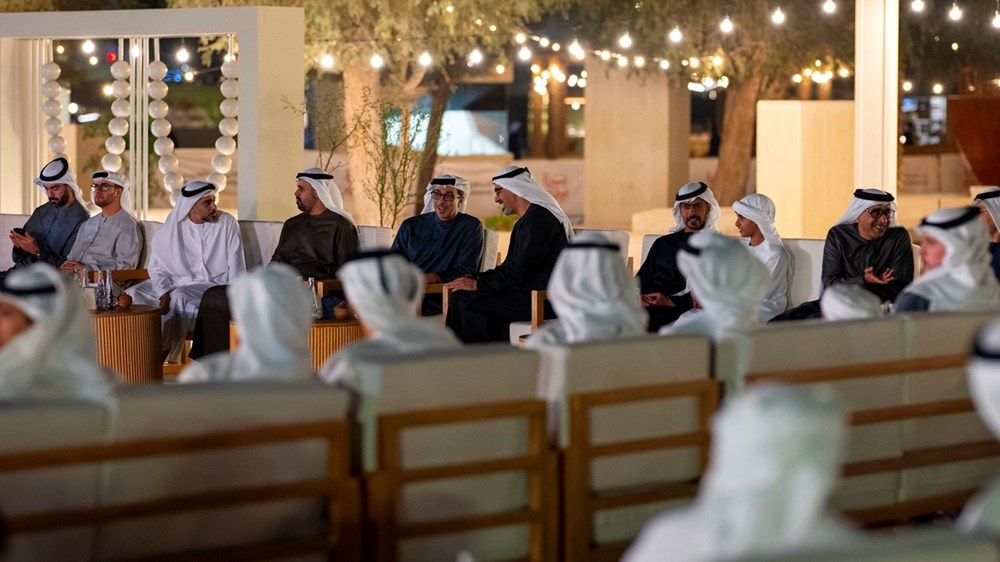 منصور بن زايد وخالد بن محمد بن زايد يحضران المجلس الرمضاني لحكومة أبوظبي «برزة أبوظبي» في قصر الحصن